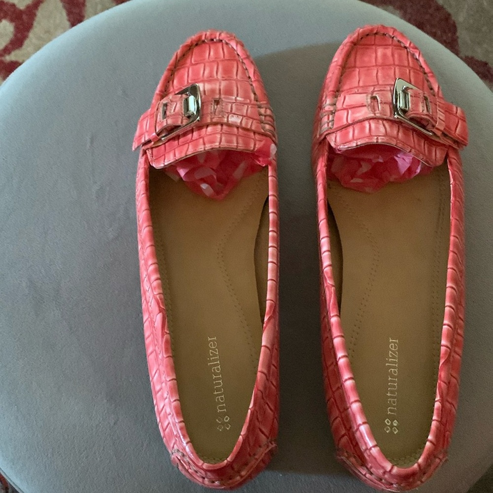 Naturalizer Heaven reddish color flat comfortable loafer w/silver buckle sz 9.5